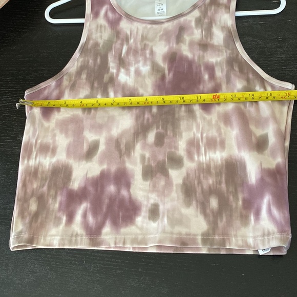 NWOT balance collection crop. Size L - Picture 5 of 6